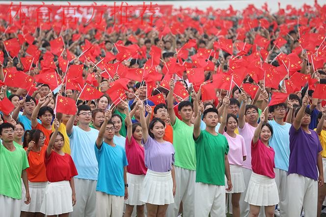 三万人齐唱《我和我的祖国》，球场变红色海洋